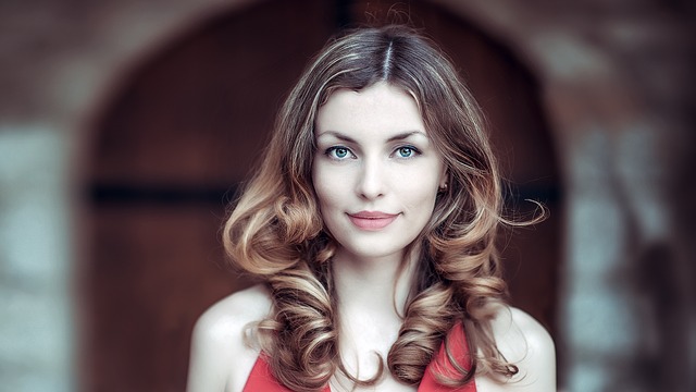 žena s loknami