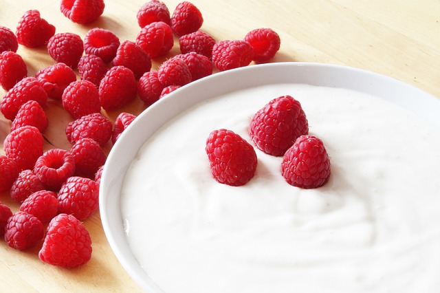 maliny a jogurt