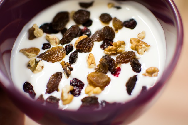 jogurt s ořechy